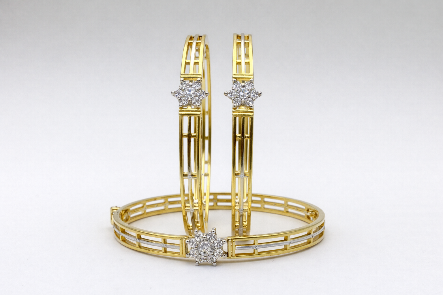 STELLAR BLOOM DIAMOND GOLD BANGLE