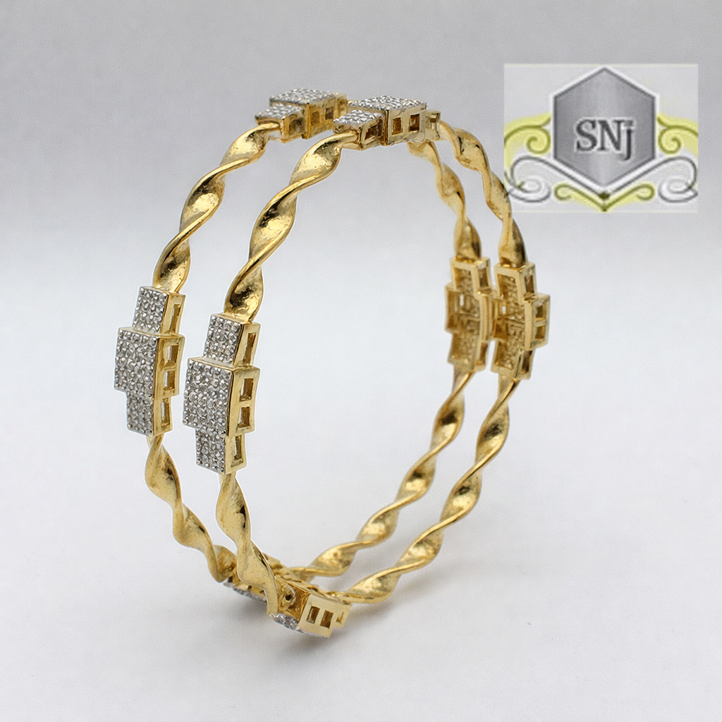 LUXE SPIRAL DIAMOND BANGLE