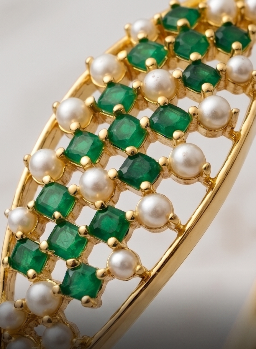 THE SHAHI PANKH EMERALD BRACELET