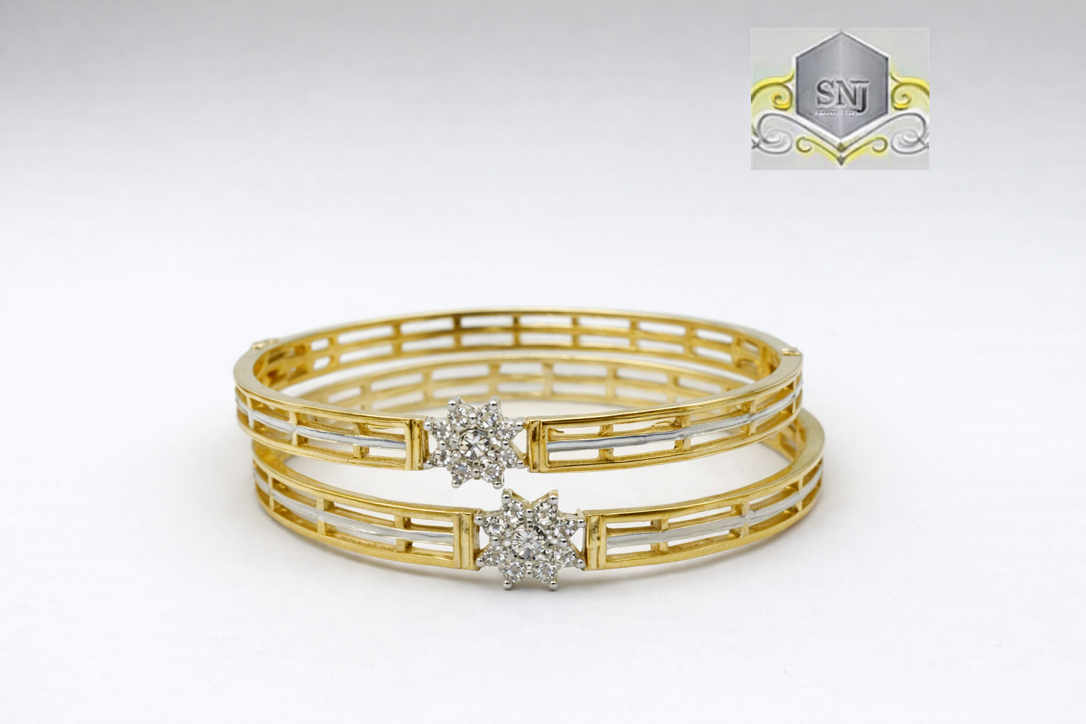 STELLAR BLOOM DIAMOND GOLD BANGLE