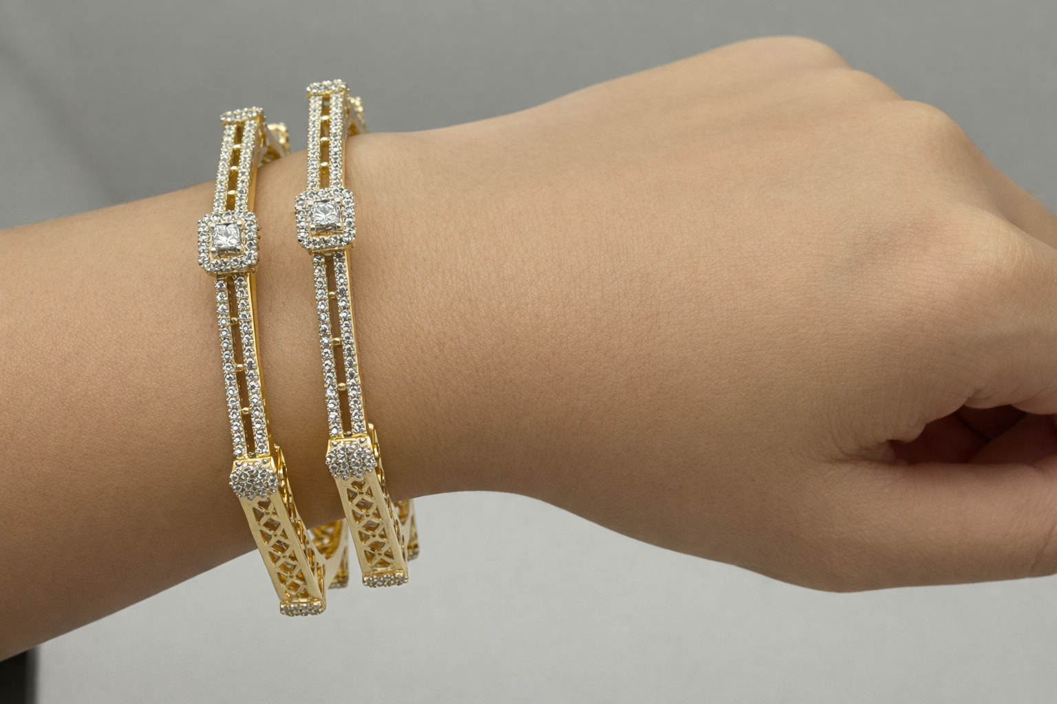 MAHARANI ROYALE DIAMOND GOLD BANGLE