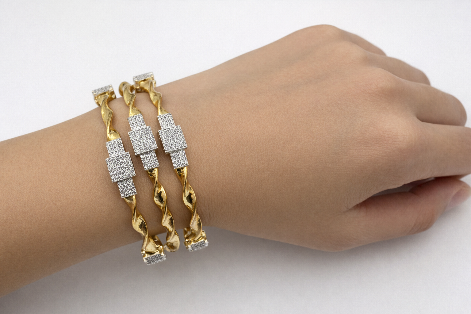 LUXE SPIRAL DIAMOND BANGLE